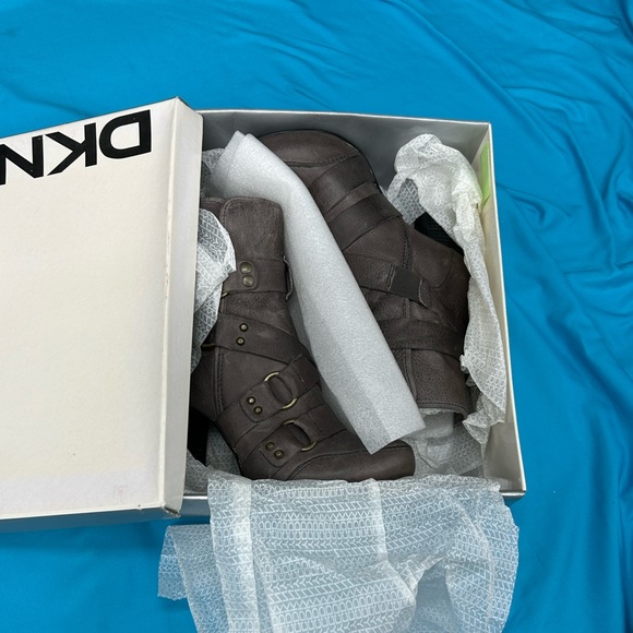 DKNY Slightly Distressed Leather Charcoal Grey Boots sz 9  NIB "meliss" - Picture 9 of 12